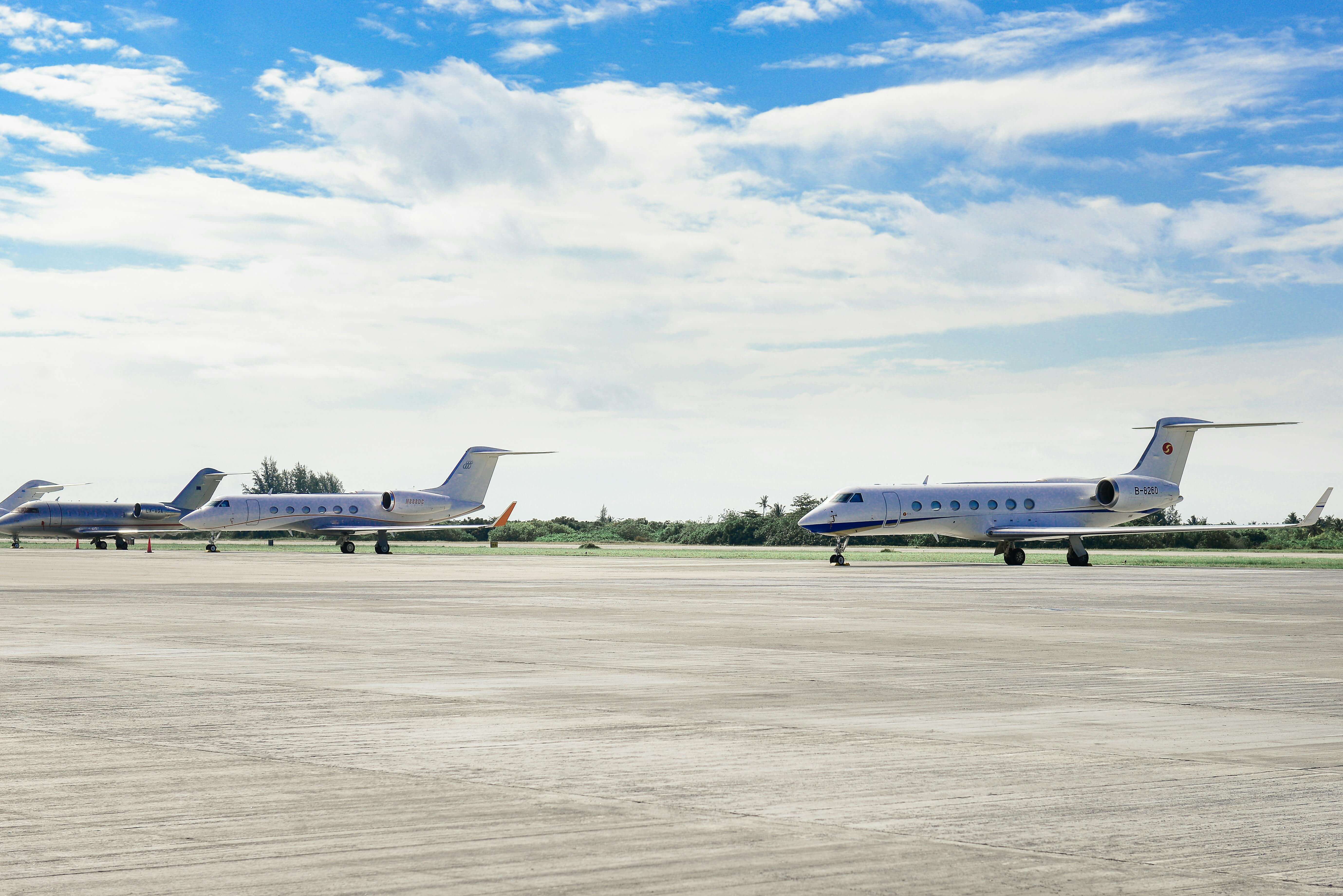 Atlantic Aviation SJC FBO limousine service with luxury black car fleet for private jet and Silicon Valley corporate aviation transfers