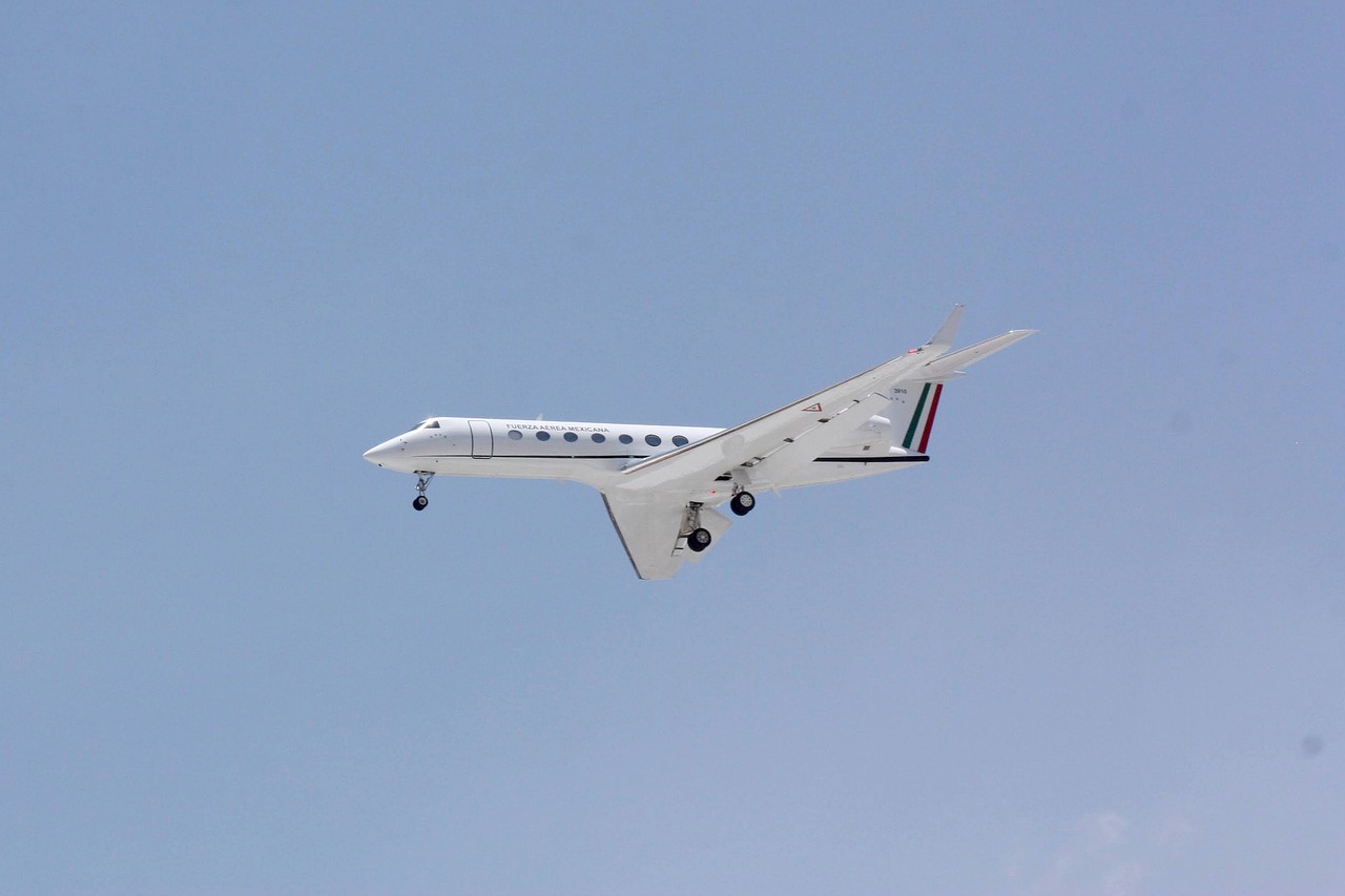 Hayward airport transportation service with luxury black car and limousine fleet for Bay Area airport transfers