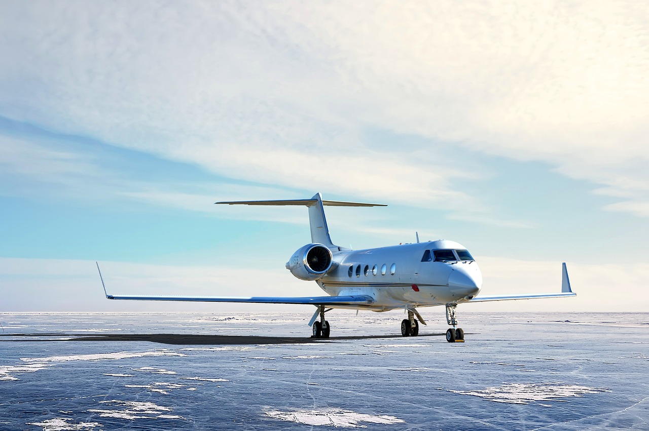 JetSuiteX Oakland airport transportation service with luxury black car and limousine fleet for private jet terminal transfers
