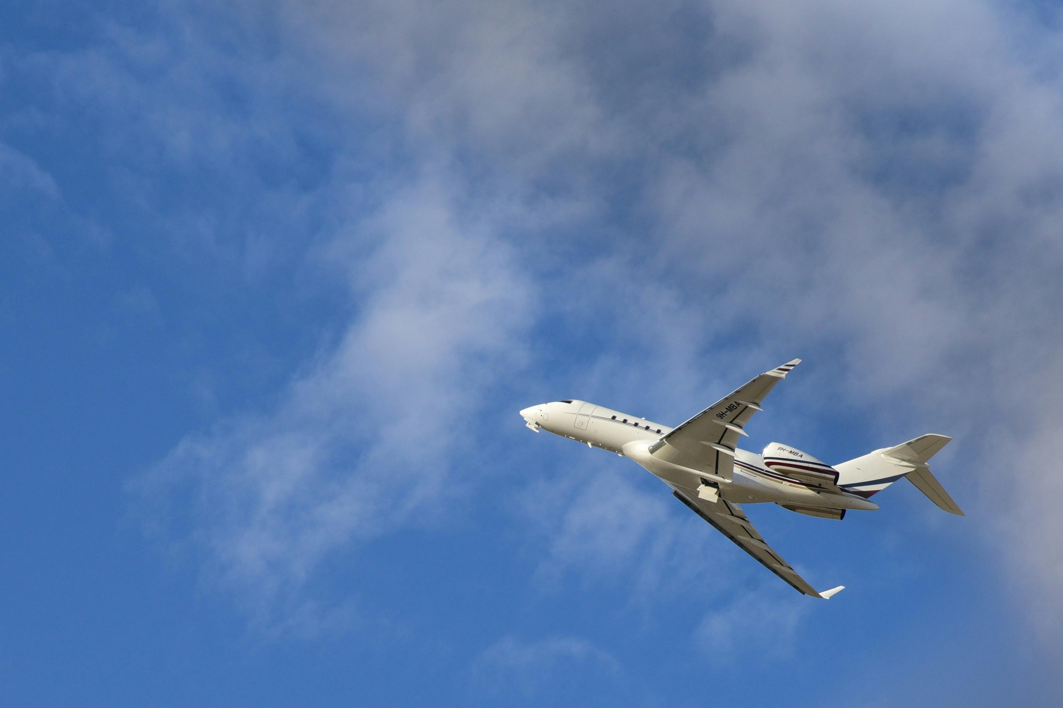 Signature Aviation SJC FBO limousine service with luxury black car fleet for private jet and Silicon Valley corporate aviation transfers