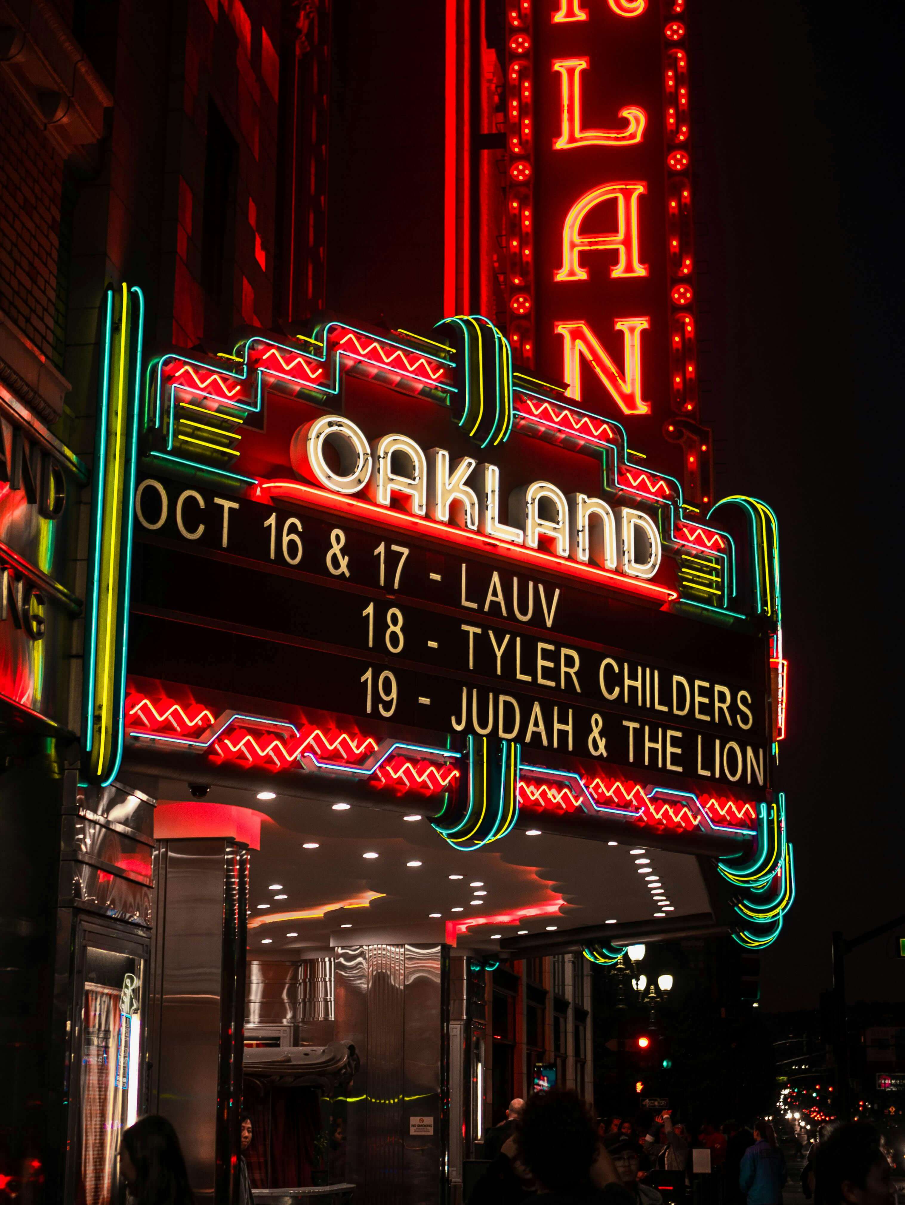Oakland luxury limousine service with downtown skyline city tours and executive transportation
